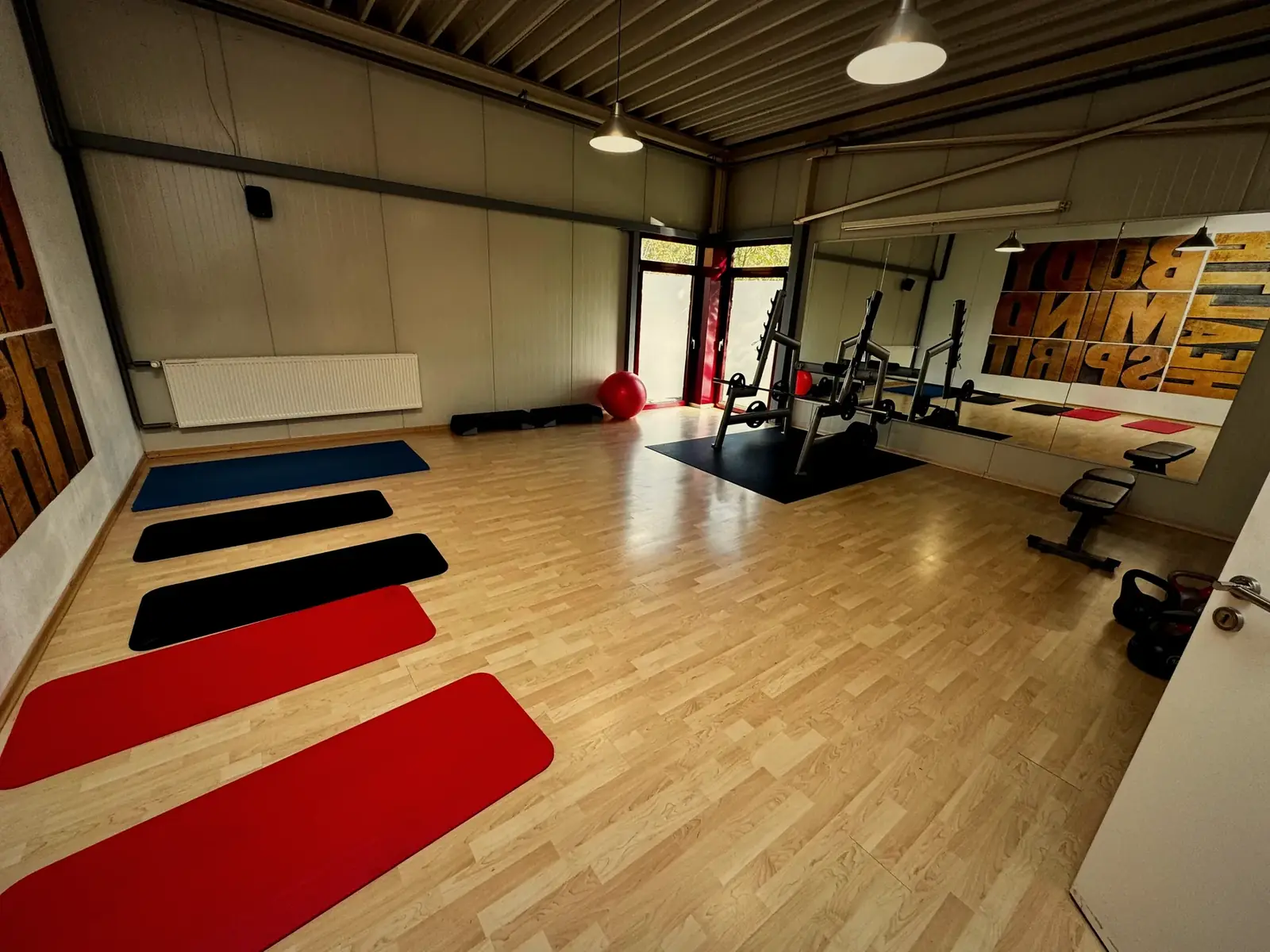Der Frauenraum im enjoy mit Matten, Hantel-Rack, Bank und Spiegelwand